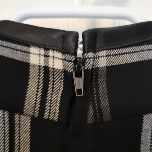 Plaid Short Sleeve Dress - Picture 4 of 6